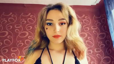 Ang magic virtual reality nga baso naghatag kanako og pakighilawas kang Harley Quinn